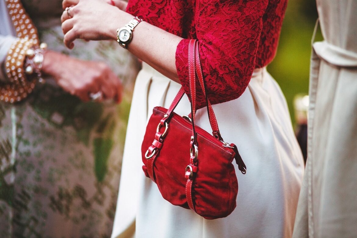 heavy-purse syndrome, women carrying purse on elbow