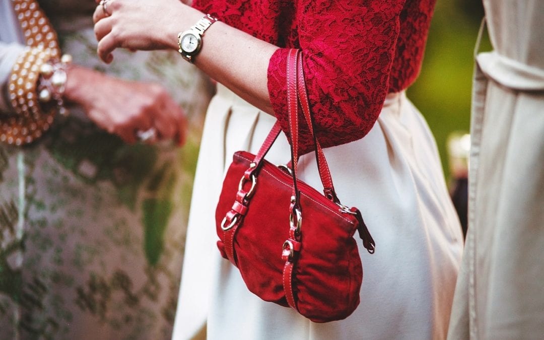 heavy-purse syndrome, women carrying purse on elbow